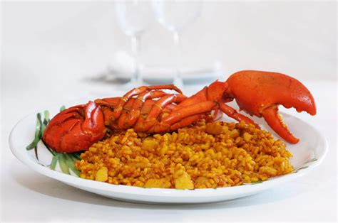  Arroz con Bogavante - Nasycony Aromatycznymi Ziolami, Delikatnie Zapiekany w Sosie z Morza!