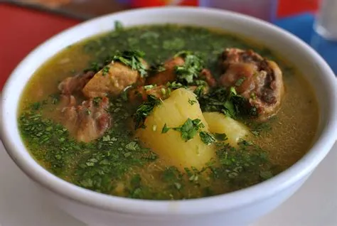  Sancocho de Gallina: Zapachowa aromatyczna zupa z bogatym smakiem tradycji kolumbijskiej!