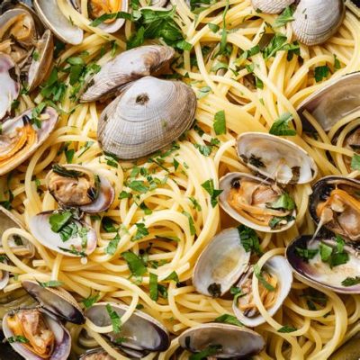  Spaghetti alle Vongole! Delectable Seafood Indulgence Meets Tangy Garlic and White Wine Harmony!